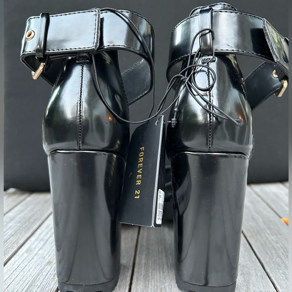 FOREVER 21 BLACK SANDAL 🖤 - Picture 3 of 4